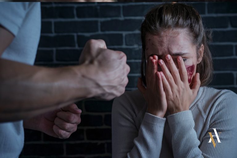 Un hombre aprieta su puño mientras su mujer tiene una lesión en la cara, lesiones en violencia de género y ambito familair