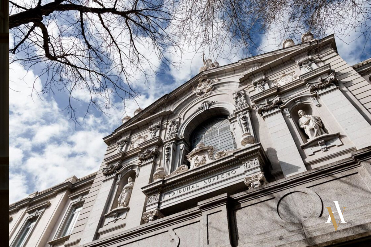 Fachada del Tribunal Supremo de España desde el exterior: Vista arquitectónica del Tribunal Supremo, órgano que decide sobre la admisión de recursos penales por interés casacional.