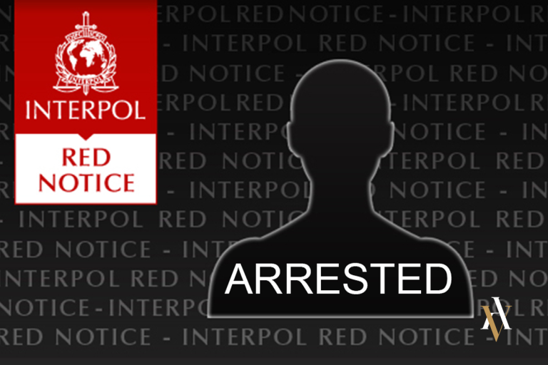 Silueta de persona con notificación roja de Interpol y texto “arrested”, símbolo de alerta internacional para detenciones y extradición.