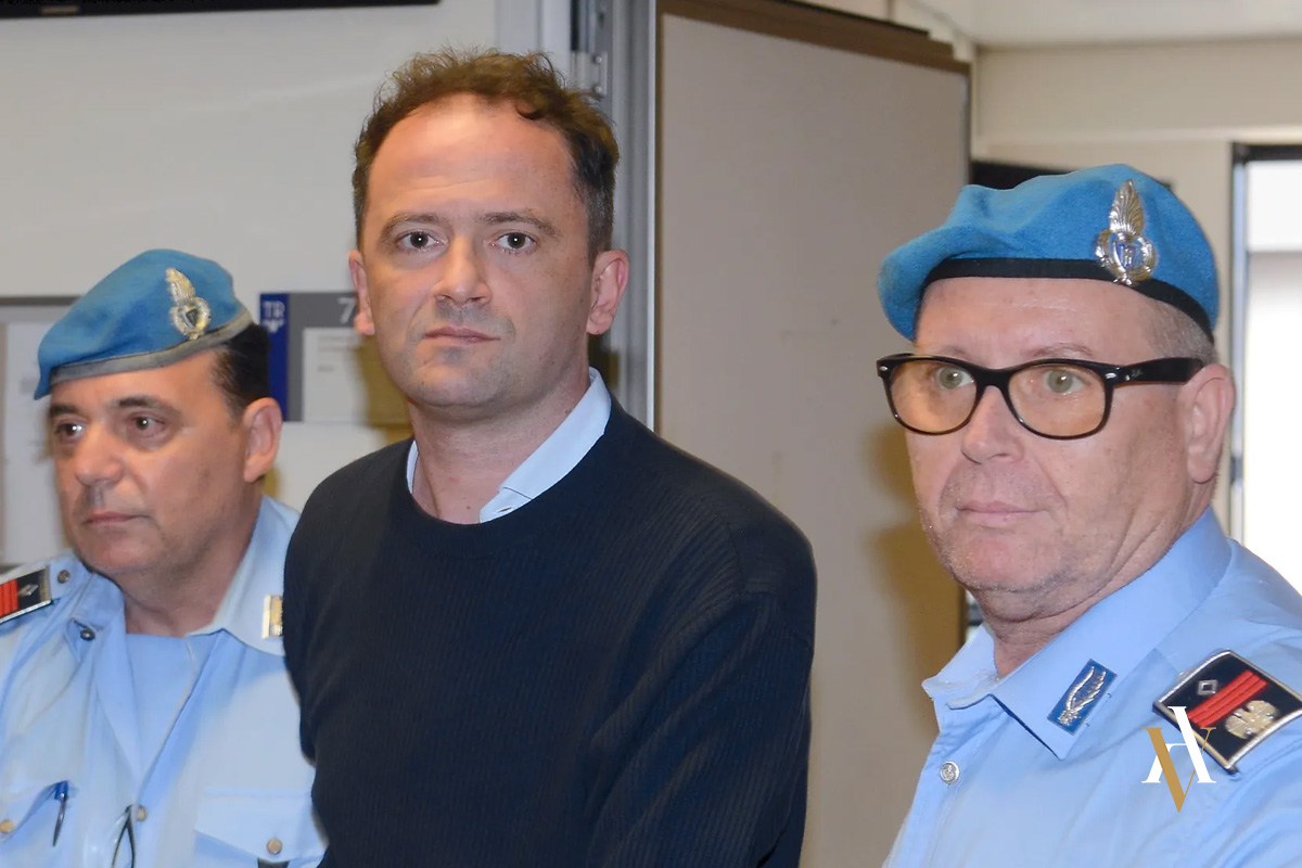 Detencion agresion sexual Alberto Genovese Alberto Genovese custodiado por agentes italianos tras ser detenido por delitos de agresión sexual y suministro de drogas en Terrazza Sentimento