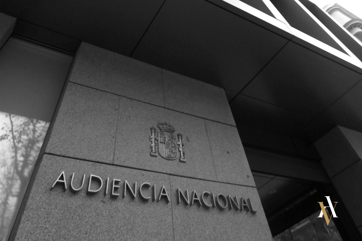 Abogado penalista audiencia nacional Fachada de la Audiencia Nacional en Madrid con el escudo de España, sede judicial clave en casos de competencia internacional y delitos cometidos en el extranjero.