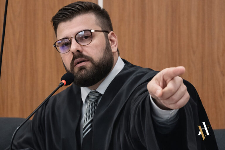 Abogado penalista interviniendo en un juicio en sala de vistas durante un procedimiento penal.
