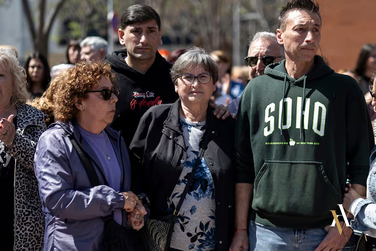 Concentración vecinos caso vecino homicidio barrio de Bon Paqui, en el centro, junto a sus hijos Iván y Javi, acompañada por vecinos en una concentración en Barcelona.