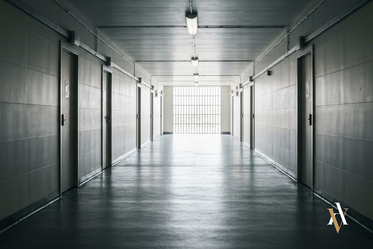 Tipos de medidas cautelares y requisitos de la prisión provisional Pasillo de un centro penitenciario: la prisión provisional como medida cautelar más grave